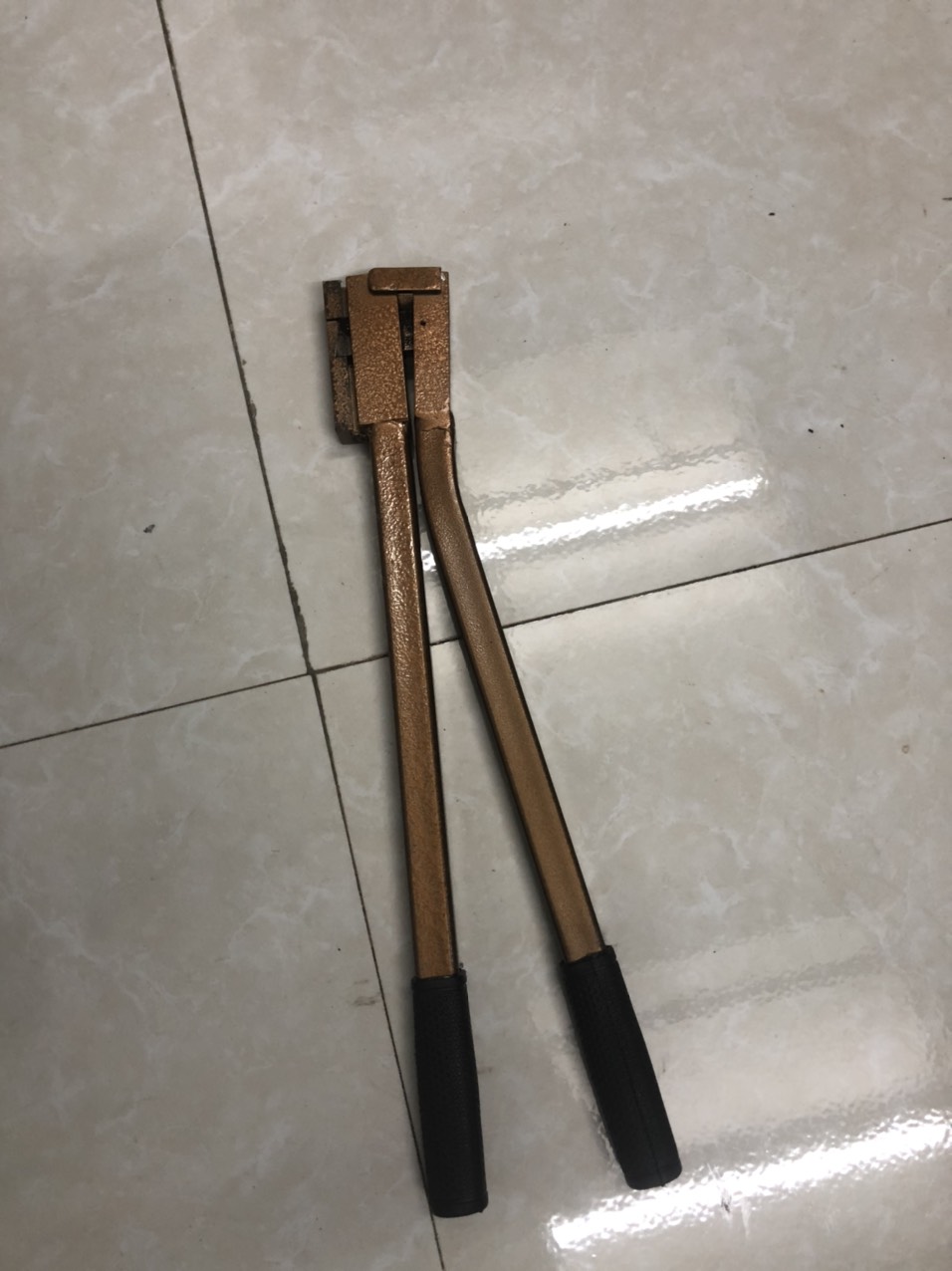Kìm bấm lỗ thoát nước cửa nhôm