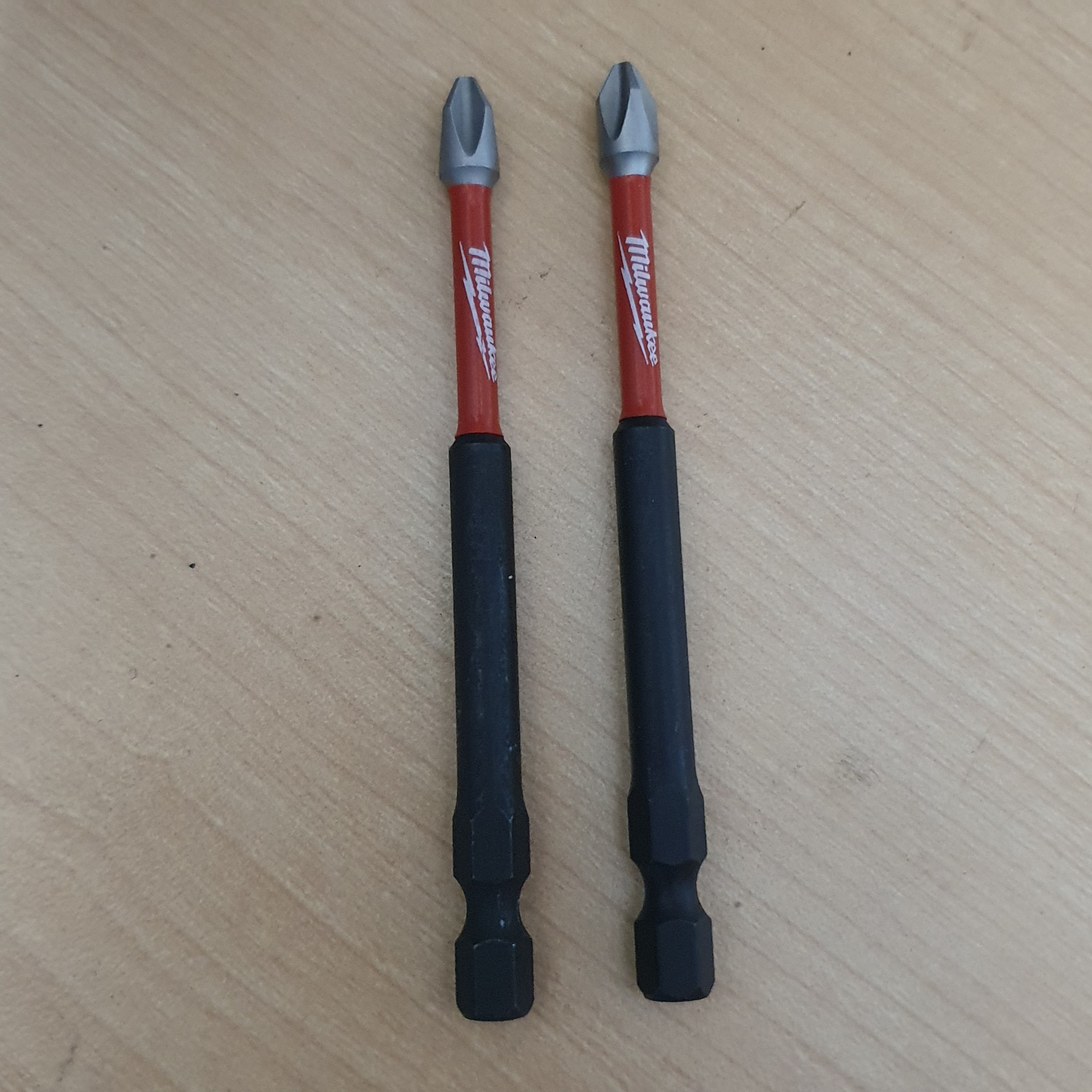Mũi bắn vít Milwaukee ph2, 9cm và 150mm chuẩn ngắn thép đen cứng