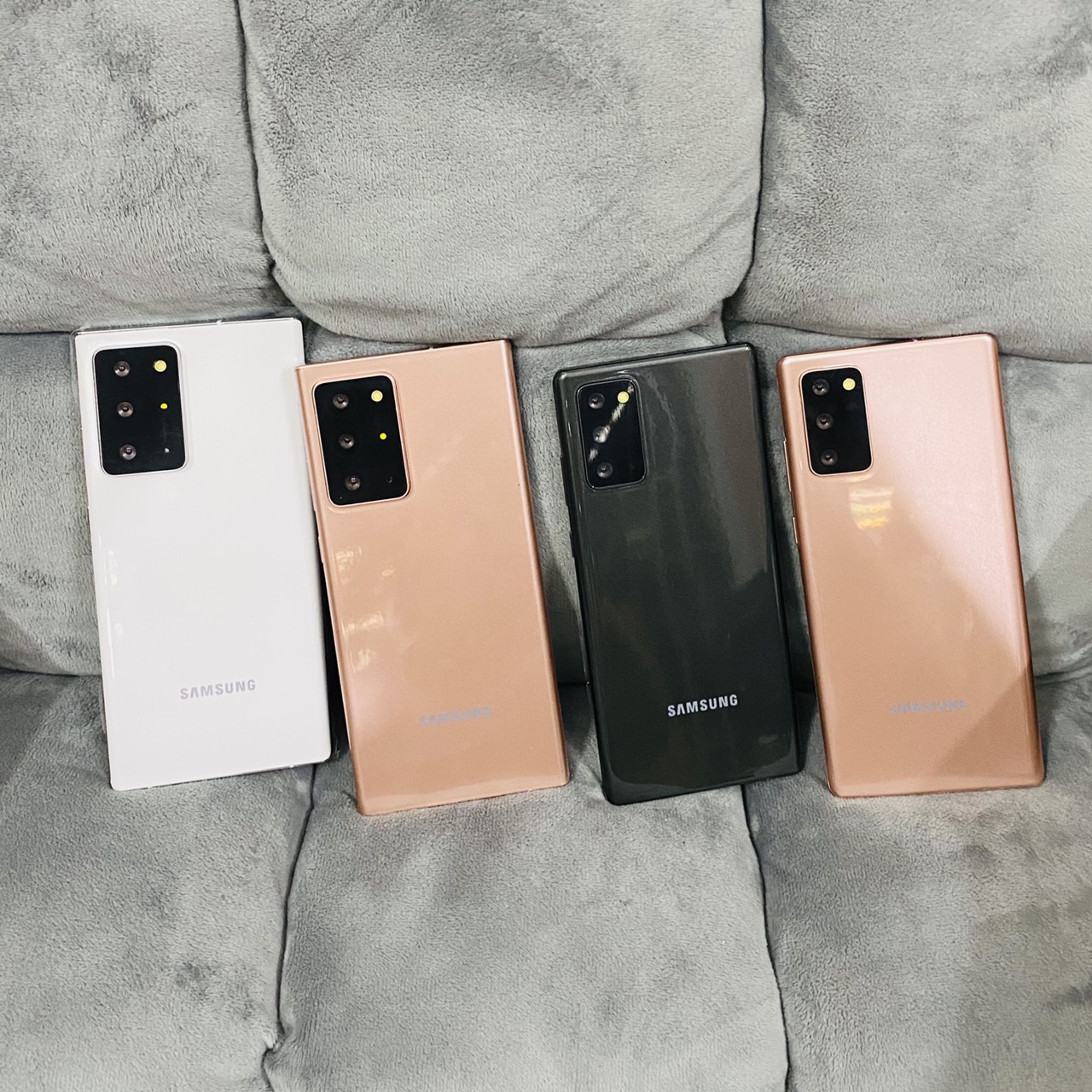 Mô hình trưng bày Samsung Note20 và Note20 Ultra