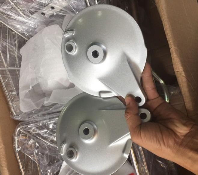Má đùm sau xe Sirius màu bạc