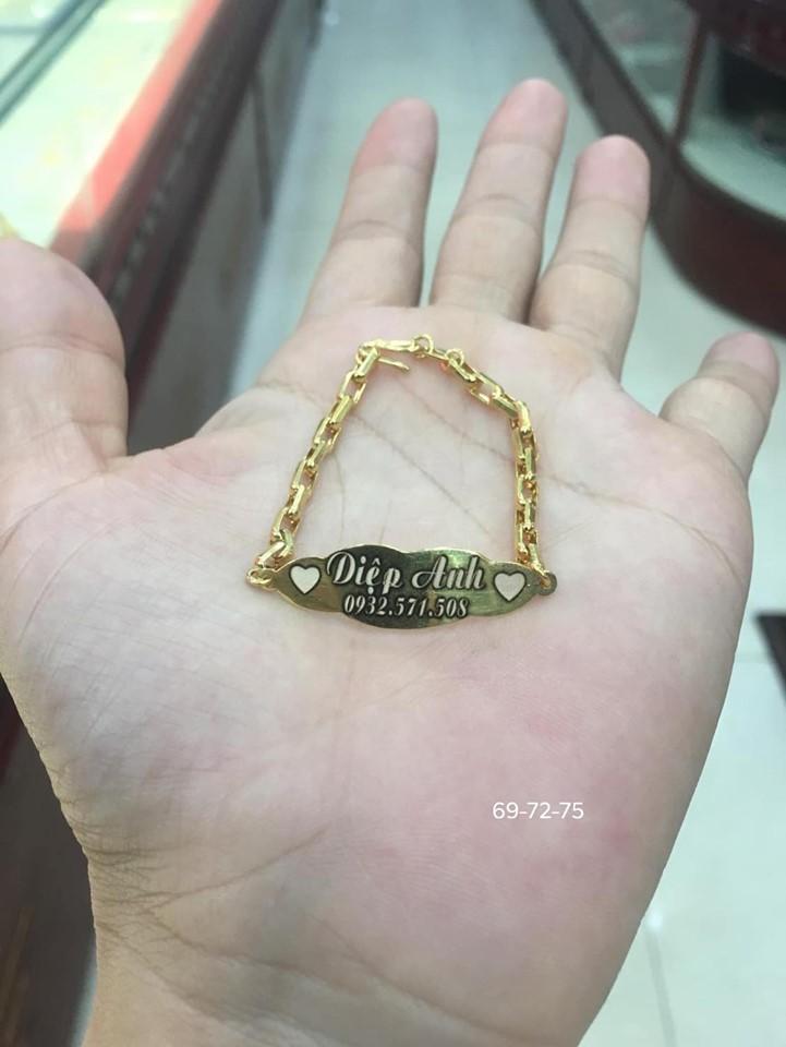 Lắc tay vàng cho bé khắc tên - Tạo những kỉ niệm đáng nhớ cho con yêu của bạn với lắc tay vàng được khắc tên. Đây là một món quà độc đáo và đầy ý nghĩa để chào đón sự ra đời của bé.