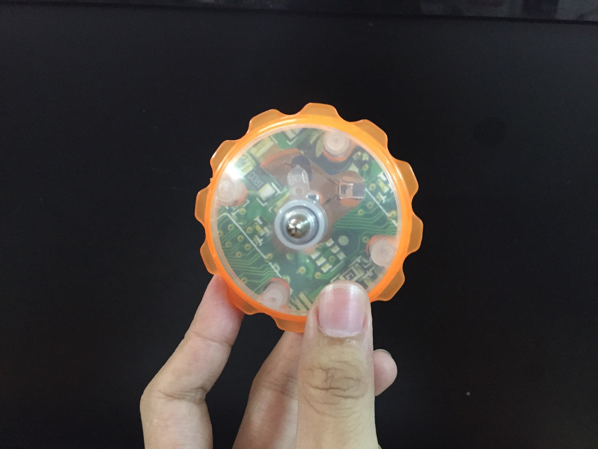 Con quay từ tính phát sáng đẹp mắt