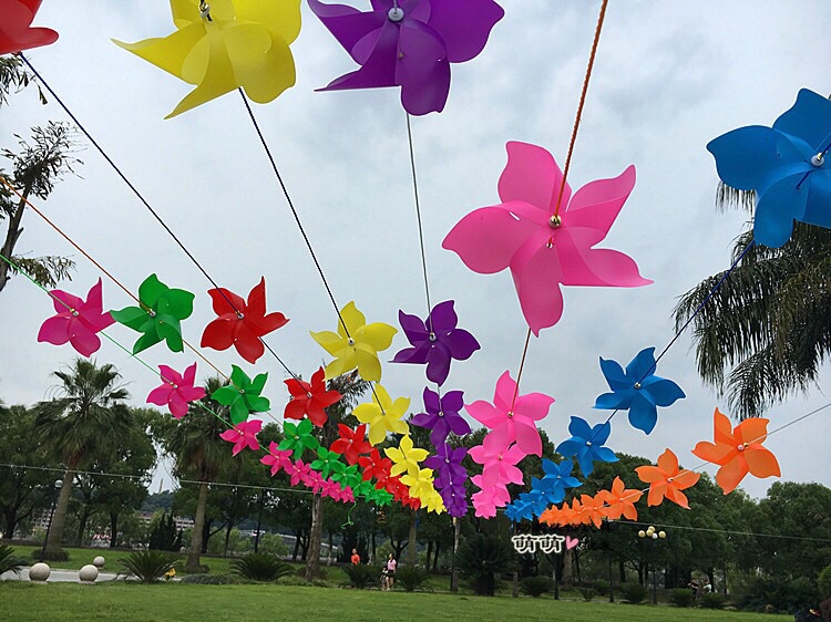 Chong chóng nhựa 5 cánh- 5 màu