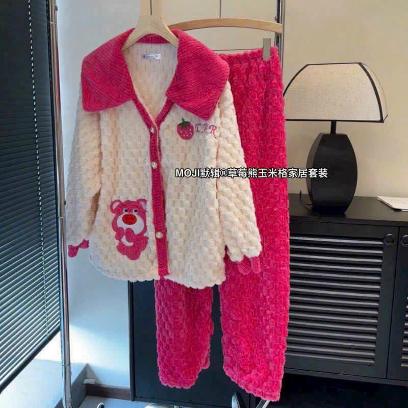 Bộ ngủ lông cừu hoạ tiết gấu dâu dễ thương dày dặn ấm áp