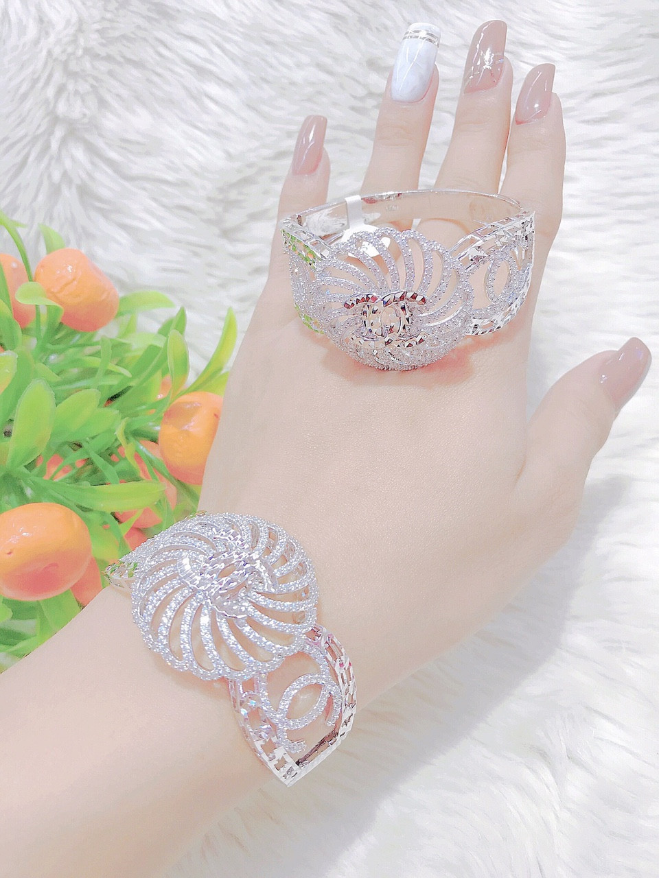 Vòng tay nữ bạch kim dây gai Đính Đá Qúy M.6 2010, giống bạch kim thật 99% ,cho độ sáng lấp lánh cao đeo cực sang chảnh, thích hợp đi tiệc, mua làm quà tặng, trang sức bạch kim nữ, vòng bạch kim