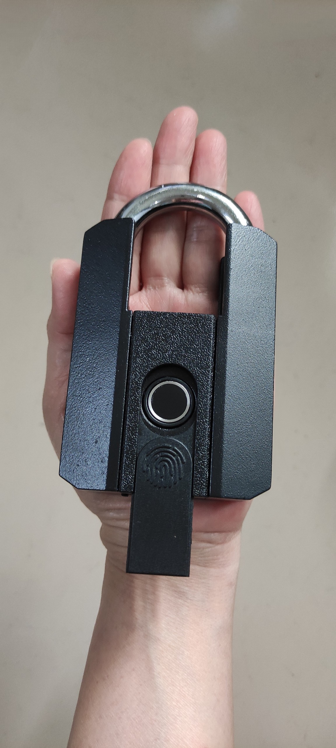Ổ khóa vân tay siêu to có chìa cơ và App TTlock