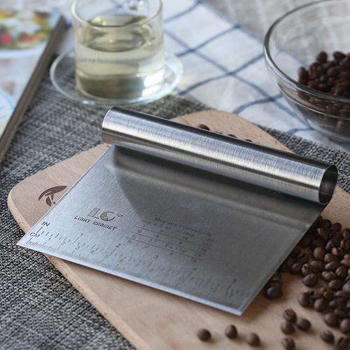 Dao cắt bột inox có vạch chia