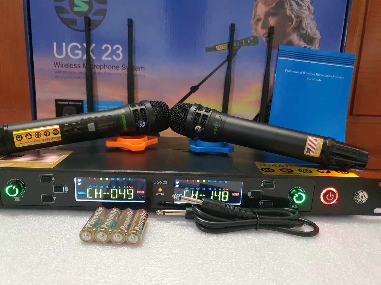 Micro không dây karaoke Shure UGX23, 4 râu bắt sóng cực khỏe , tự ngắt , chống hú tốt - hàng chuẩn loại 1