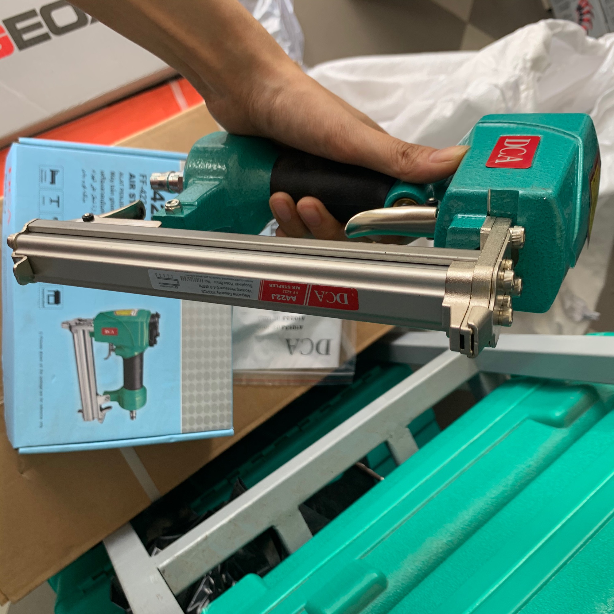 Máy bắn đinh ghim U dùng hơi DCA A1013J