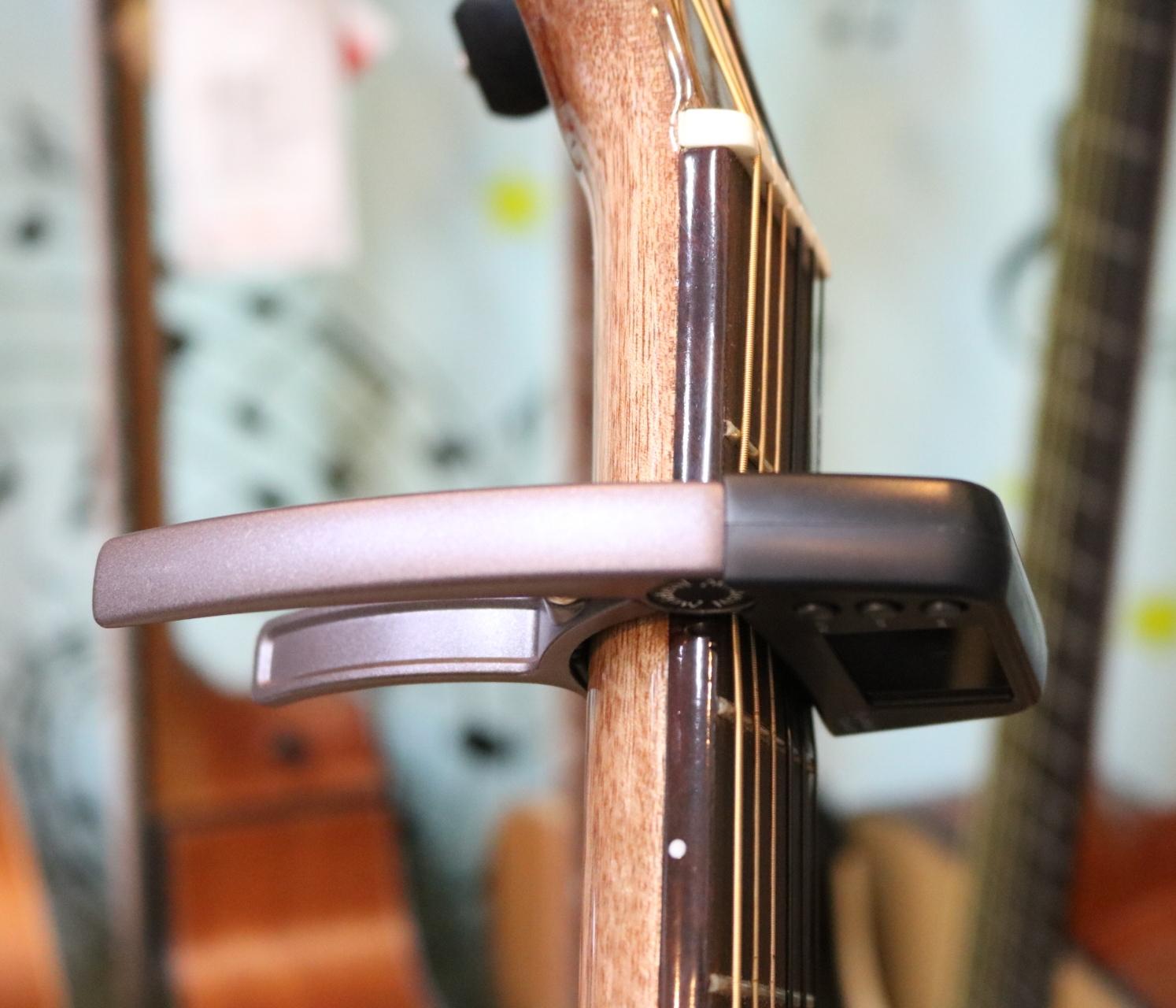 Capo Guitar có tích hợp Tuner lên dây đàn ( Capo Và Tuner Guitar )