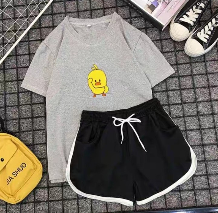 Sét bộ áo thun nữ hình gà vàng kèm quần sooc chất cotton 120