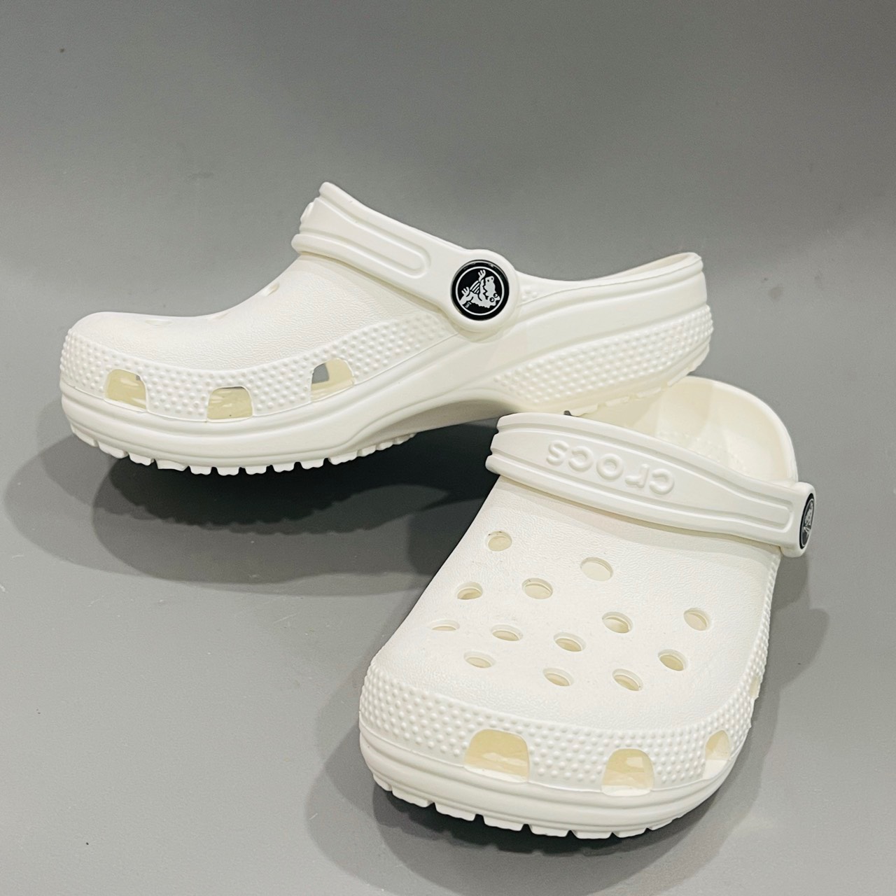Dép Sục Crocs Classic Cho Người Lớn Nam Nữ Trai Gái Quai Ngang. Sản Phẩm Cao Cấp Nhựa Không Mùi . Trống Trơn Trượt.