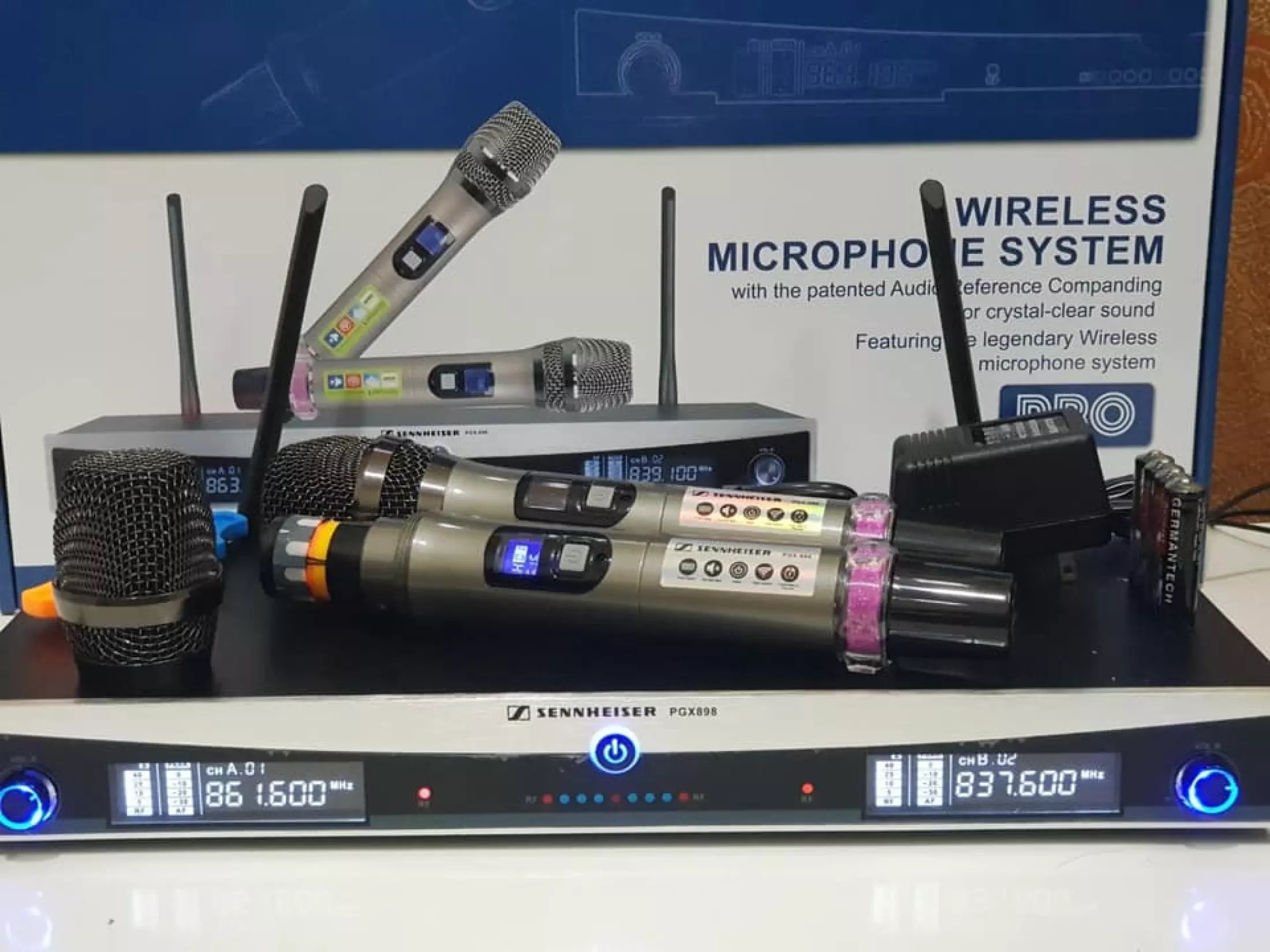 Micro Karaoke Giá Rẻ, Micro Không Dây Sennheiser PGX-898 Cao Cấp, Âm Thanh Nhẹ Nhàng Trong Sáng, Khử Tiếng Ồn Cao, Lọc Âm Tốt, Chống Hú Rít Cực Tốt, Micro Tương Thích Đa Dạng, Màn hình LCD, BH 12 THÁNG