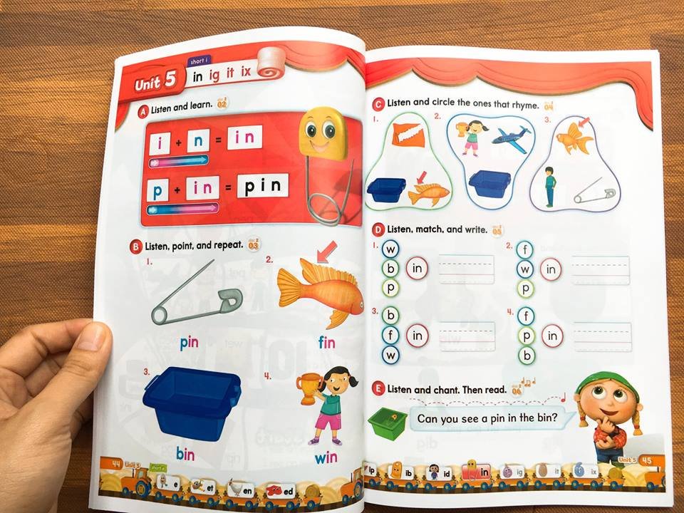 Oxford Phonics World - Level 2 - 2 quyển (SB+WB) - Khổ A4