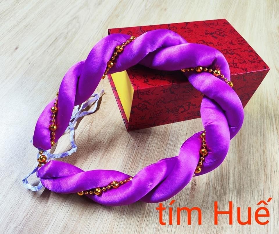 Mấn đội đầu cho bé và mẹ phối cùng áo dài