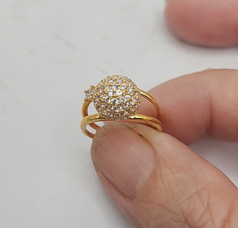 nhẫn trái châu đá trắng,  kiểu dáng trẻ trung đơn giản.
