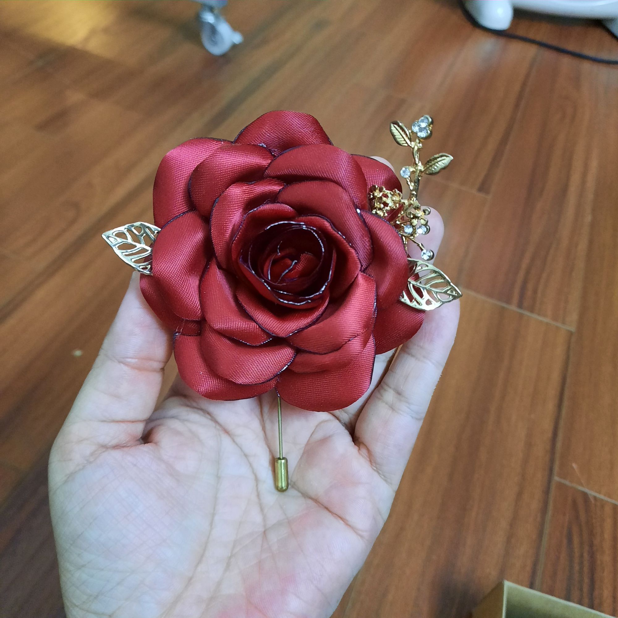 Bông hoa lụa cài áo màu đỏ