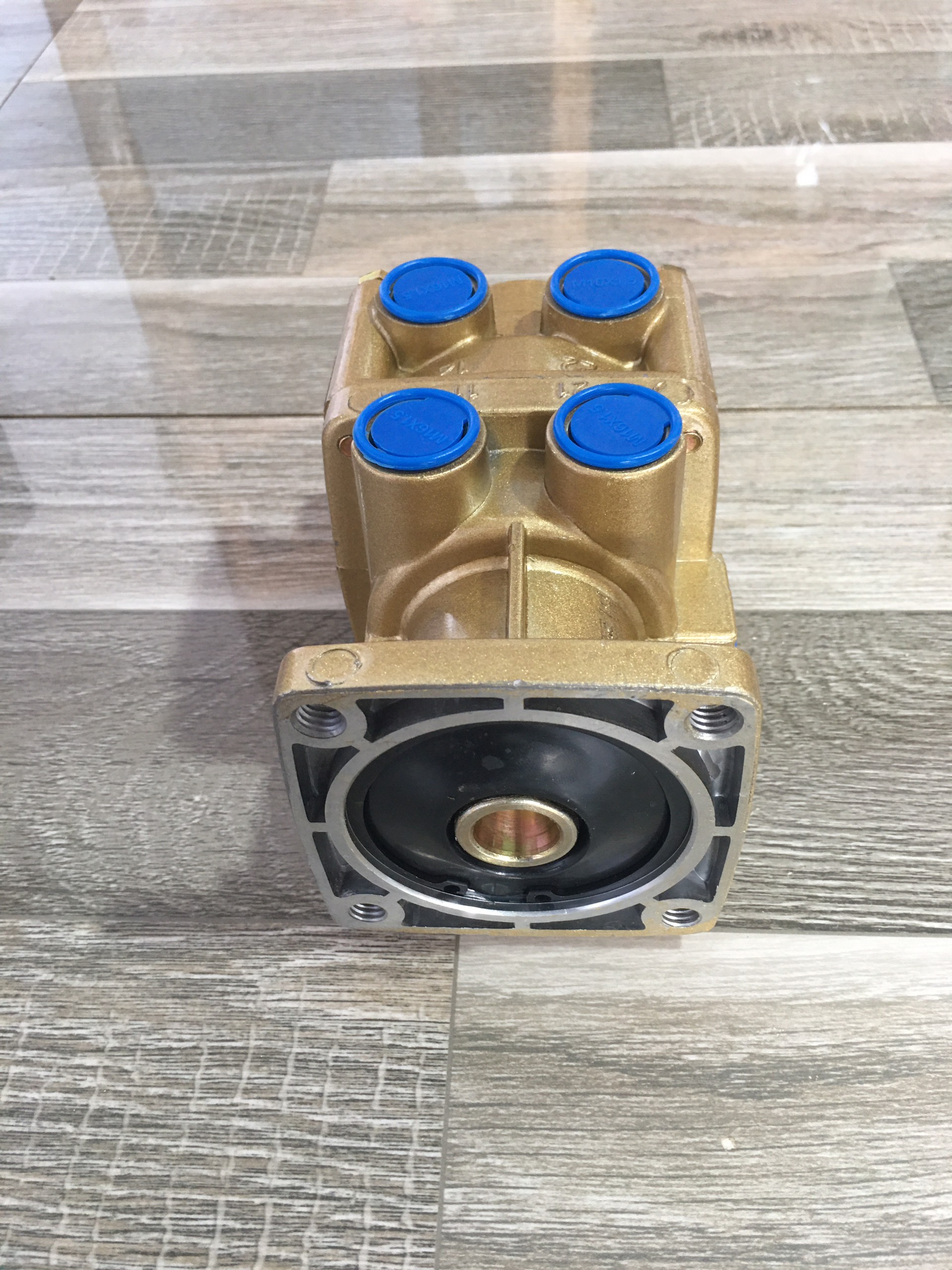 Tổng phanh hơi 6 lỗ EQ153 vàng Rin