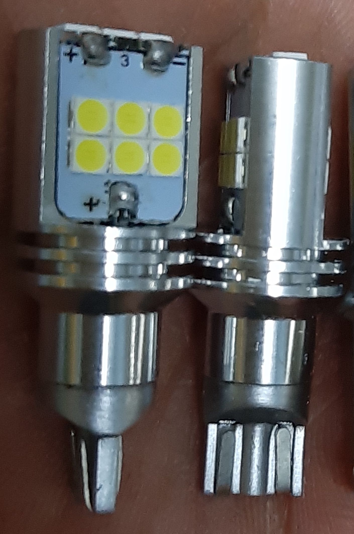 Đèn led lùi t15 t16 chân tròn 1 chân s25 chip cree 3030.