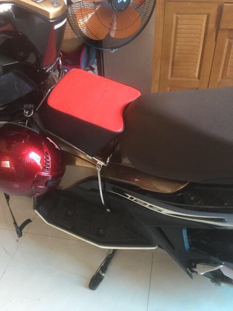 [HCM]Nệm ngồi xe máy cho bé ( Dành cho AB và PCX) màu đỏ