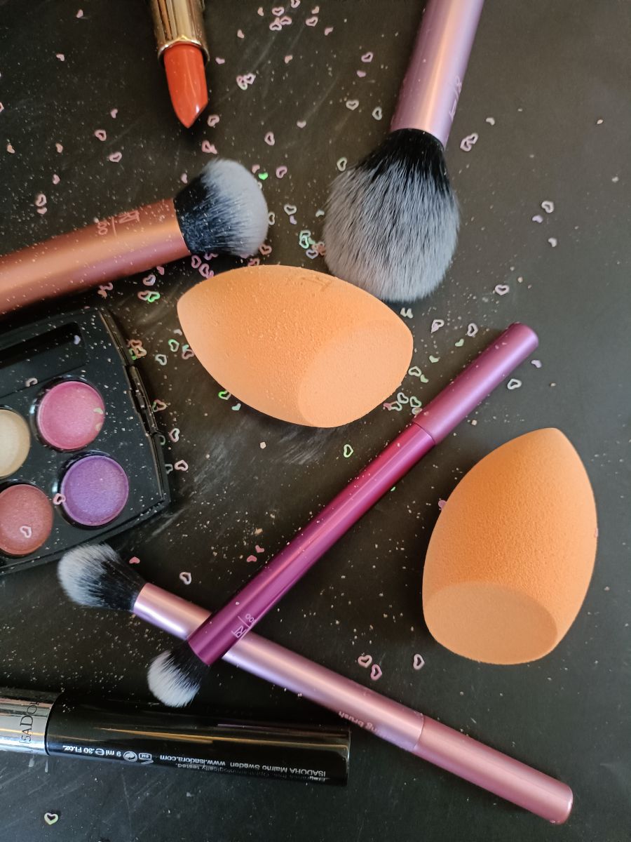 Bộ Cọ Real Techniques Everyday Essentials Plus With Bonus Miracle Complexion Sponge (4 Cọ + 2 Bông Mút)