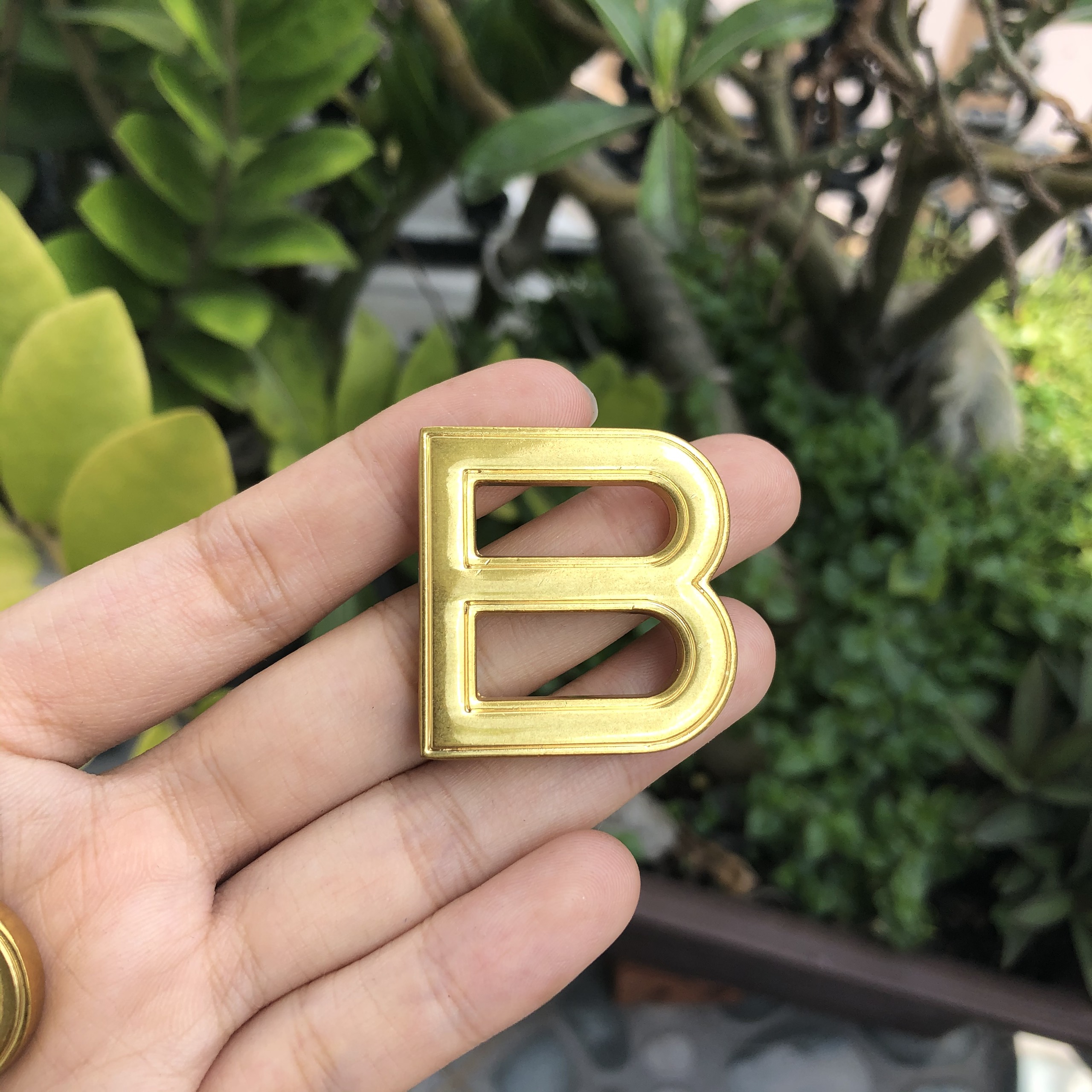 Mạc chữ B trang trí túi xách handmade