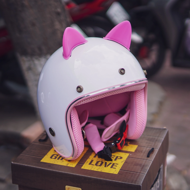 Tai mèo gắn nón bảo hiểm siêu cute