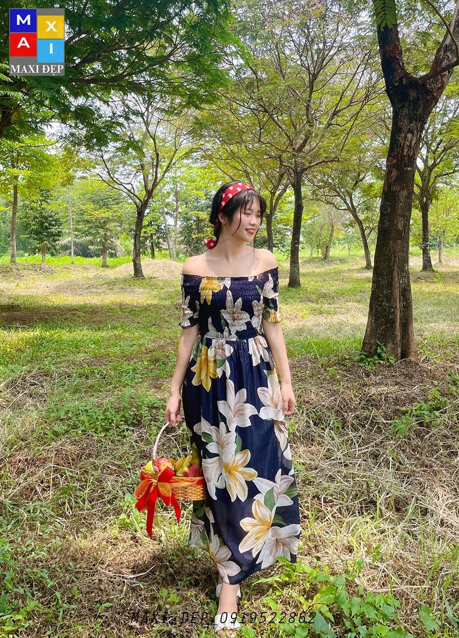 Đầm maxi trễ vai hoa nền xanh đen freesize siêu sang