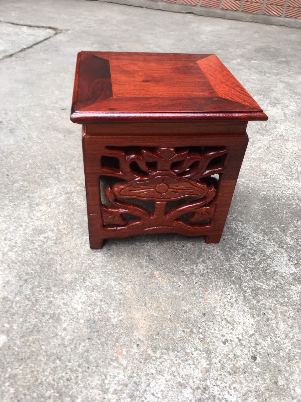 Đôn vuông hoa sen gỗ hương cao cấp