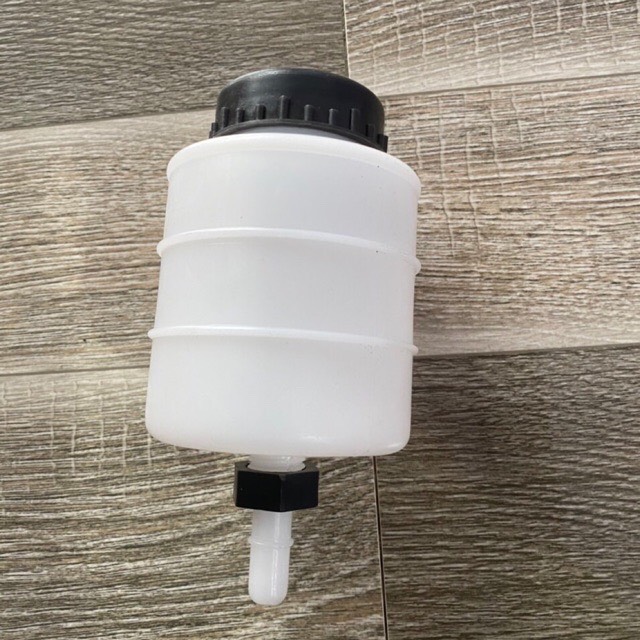 1 cái bình đựng dầu phanh 130.