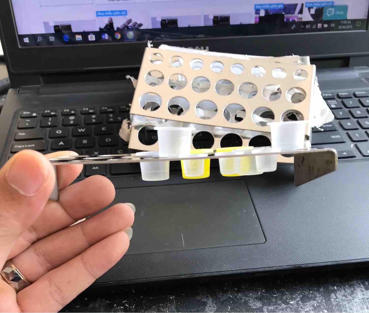 Kệ đựng cốc mực xăm hình inox