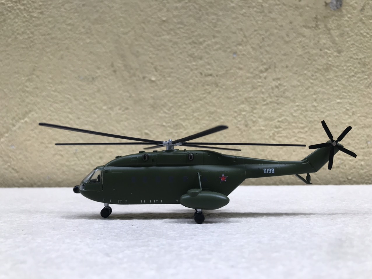 Mô hình máy bay Trực Thăng Z-8 1:144