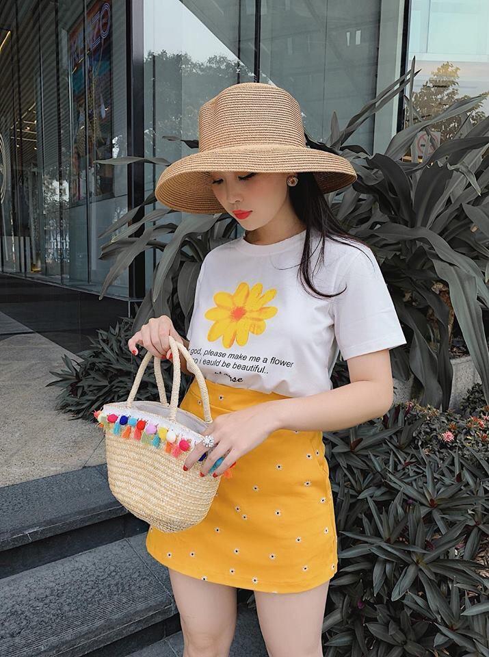 Set áo thun in hình và chân váy ngắn