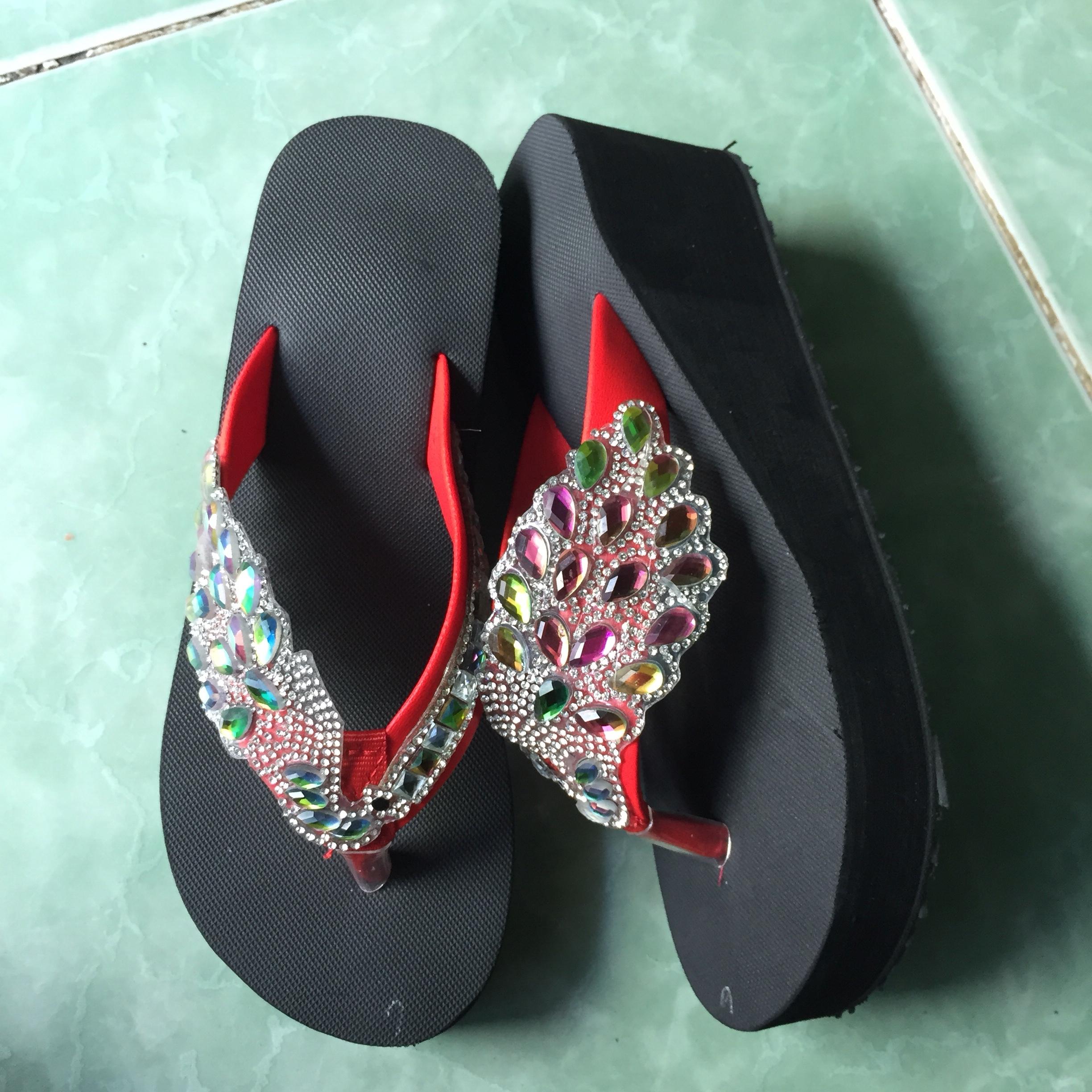 Dép kẹp chim công mẫu quai đỏ cao 5cm
