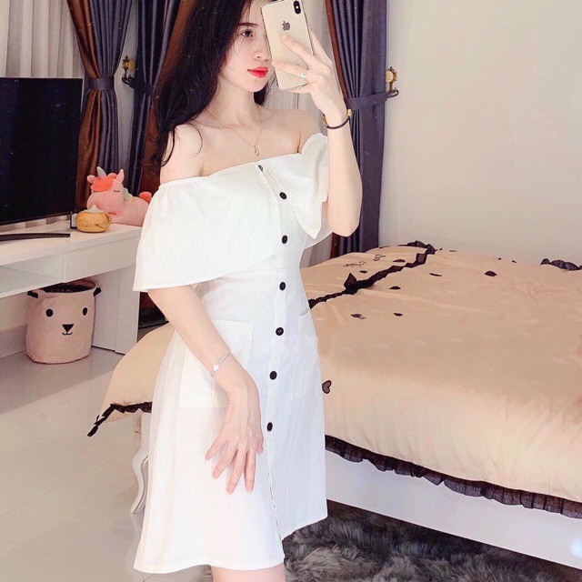 Đầm trắng trễ vai nút đen