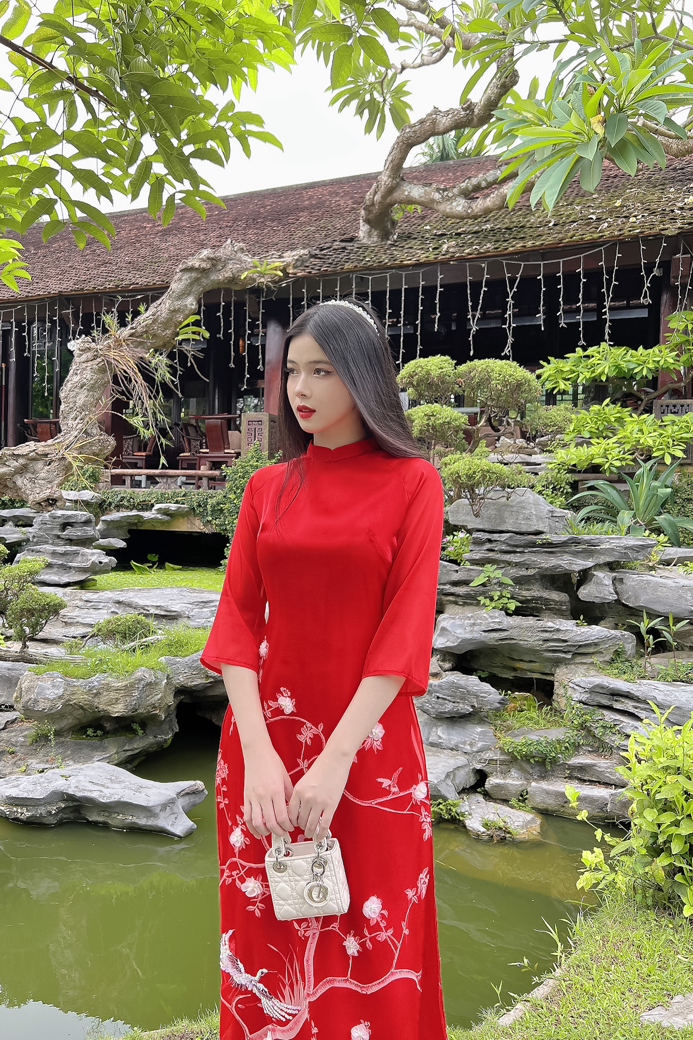 Áo dài cách tân nữ đính hoa vàng chất vải tơ chuẩn dáng