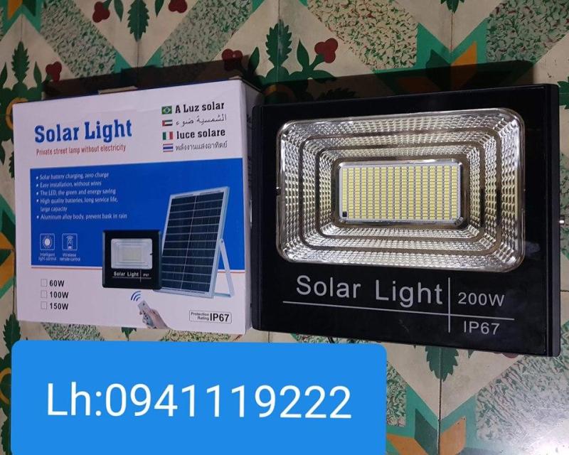 Đèn năng lượng mặt trời 200w 289. Thời gian chiếu sáng: 10-12h/ngày. Ánh sáng trắng Có điều khiển từ xa tiện lợi và thông minh