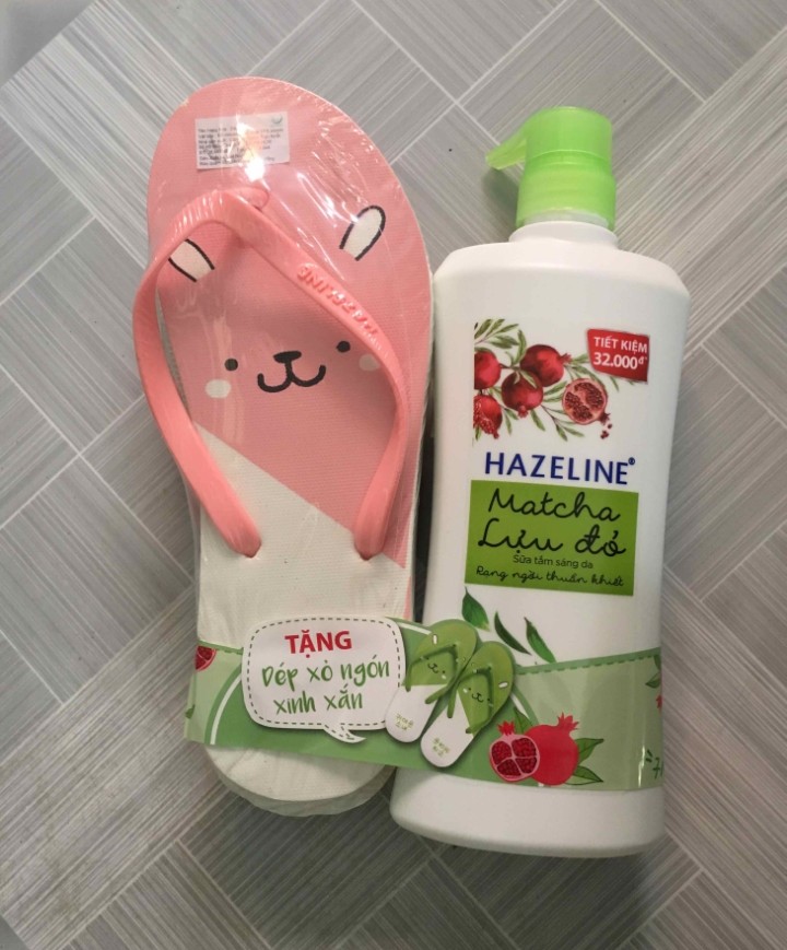 Sữa tắm sáng da Hazeline 670g tặng 1 đôi dép