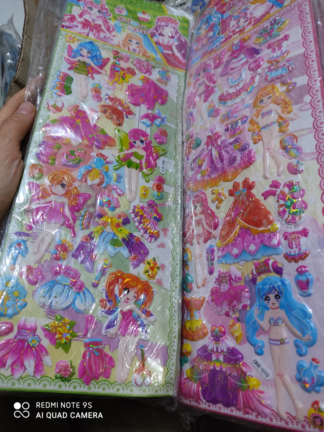 Hình dán nổi thay đồ búp bê cho bé