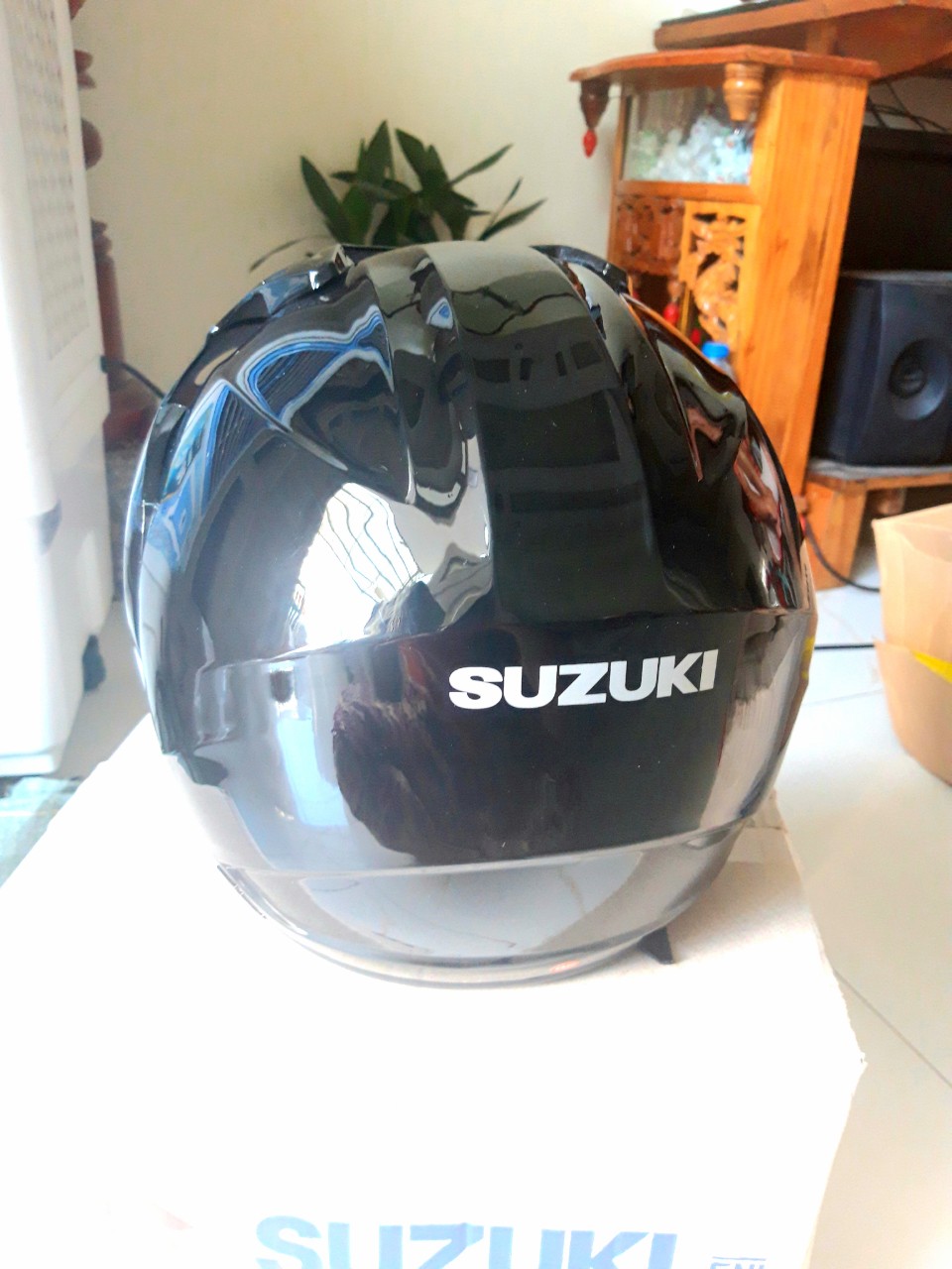 Mũ bảo hiểm SUZUKI trầy xước nhẹ
