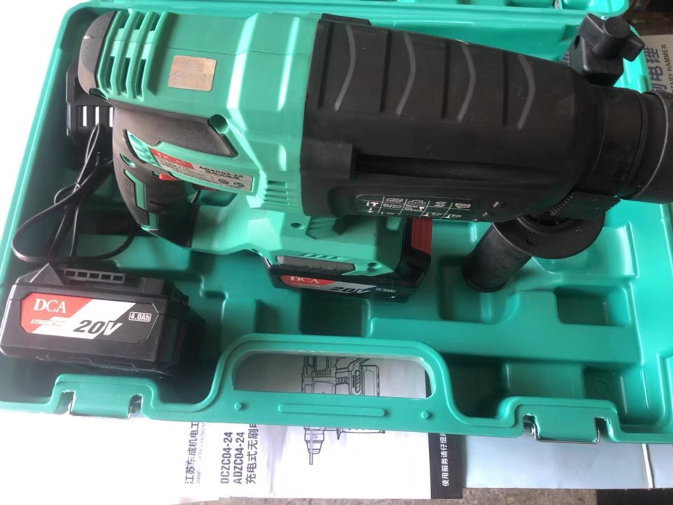 MÁY KHOAN BÊ TÔNG PIN DCA ADZC04-24E KHÔNG CHỔI THAN PIN 20V