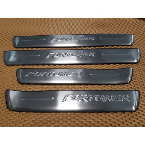 Ốp bậc cửa- nẹp bước chân xe fortuner 2012-2020 trong và ngoài mẫu inox
