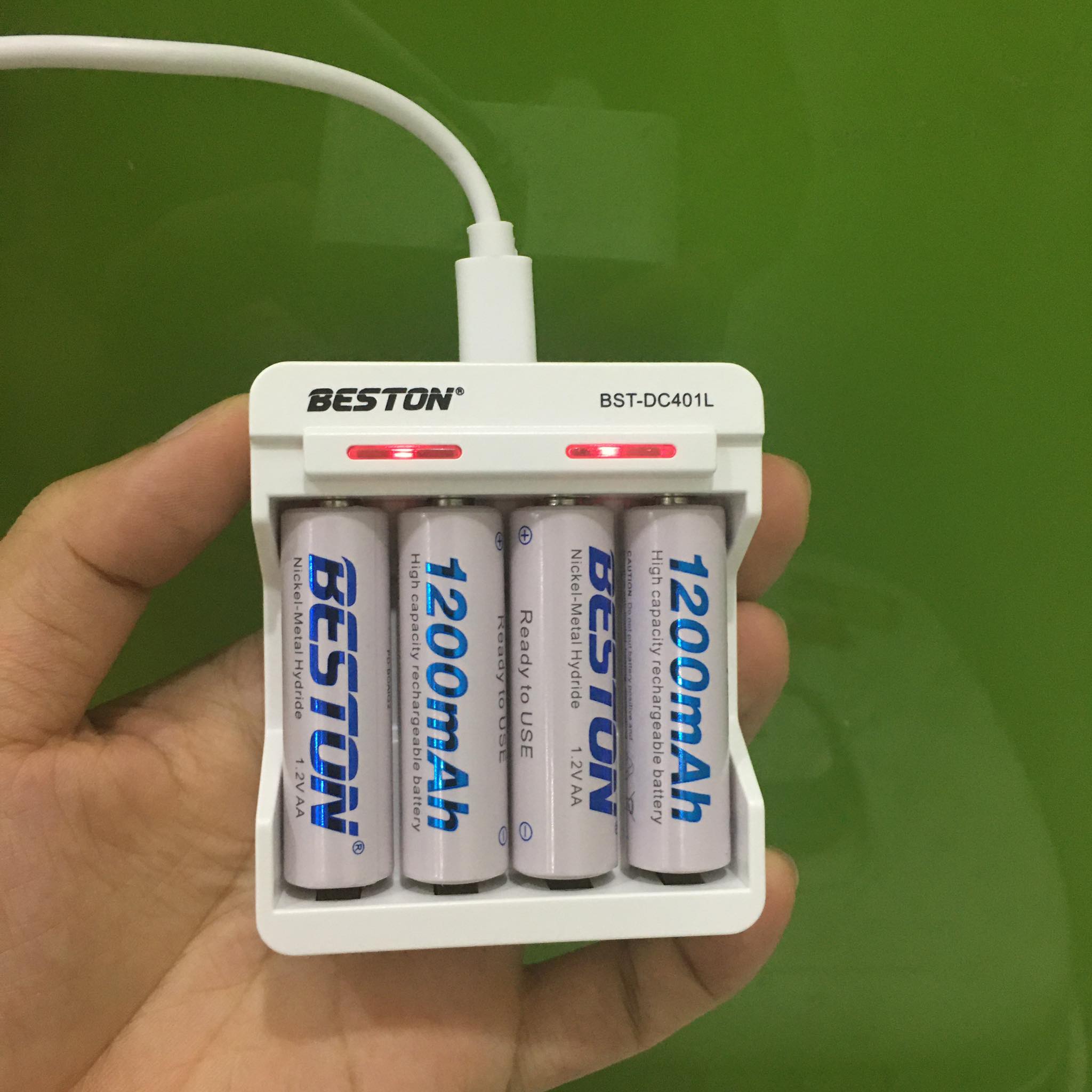 Bộ 4 pin tiểu sạc AA Beston dung lượng 1200 mAh kèm sạc Beston DC401L Tự