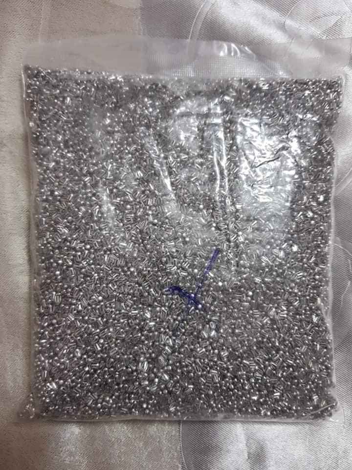 Bịch 100g chân chấu (đinh) đóng hạt cườm)