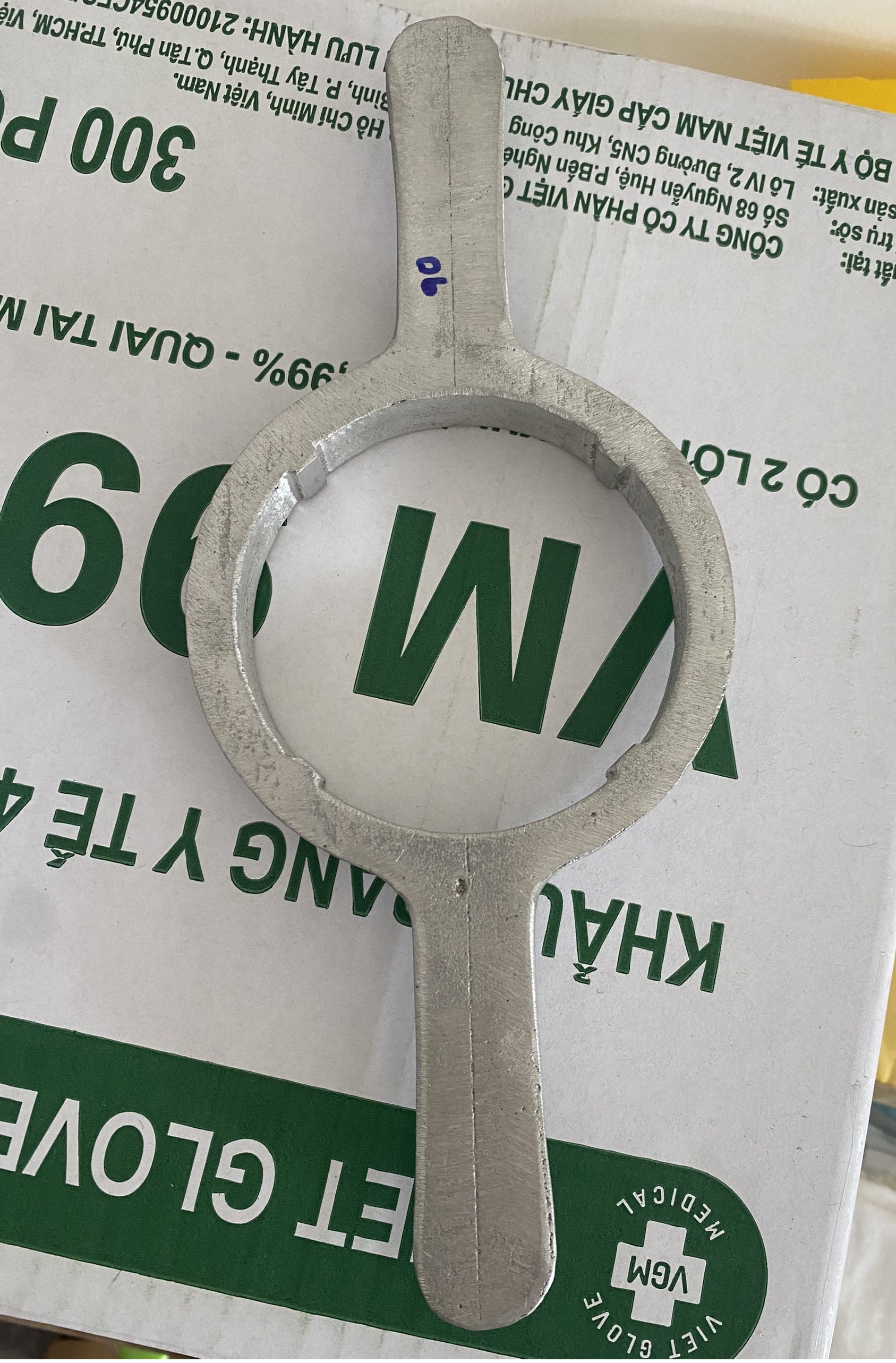 Cây vặn và mở nắp bình nước 20L Nhôm (p85)
