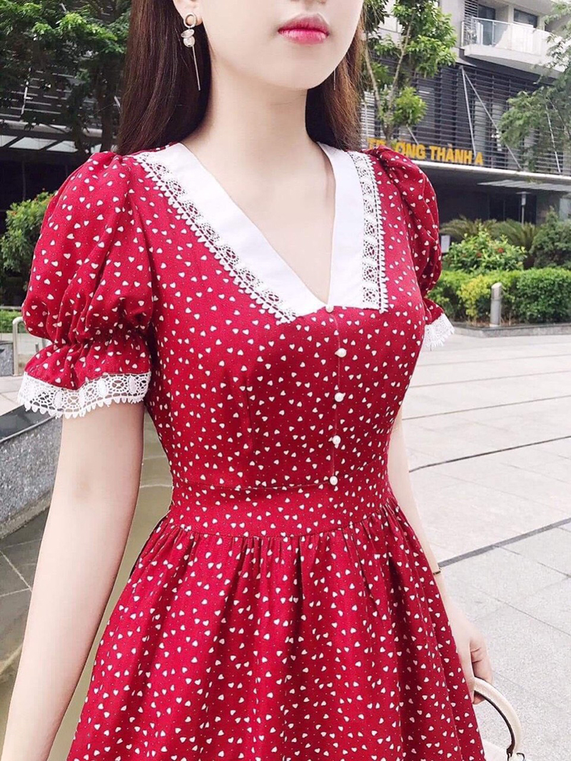 Váy đầm đỏ hoa nhí thời trang Hoa Anh Đào dáng xòe cổ tim phối ren tay ngắn bồng phù hợp đi chơi dự tiệc size từ 40 - 52kg