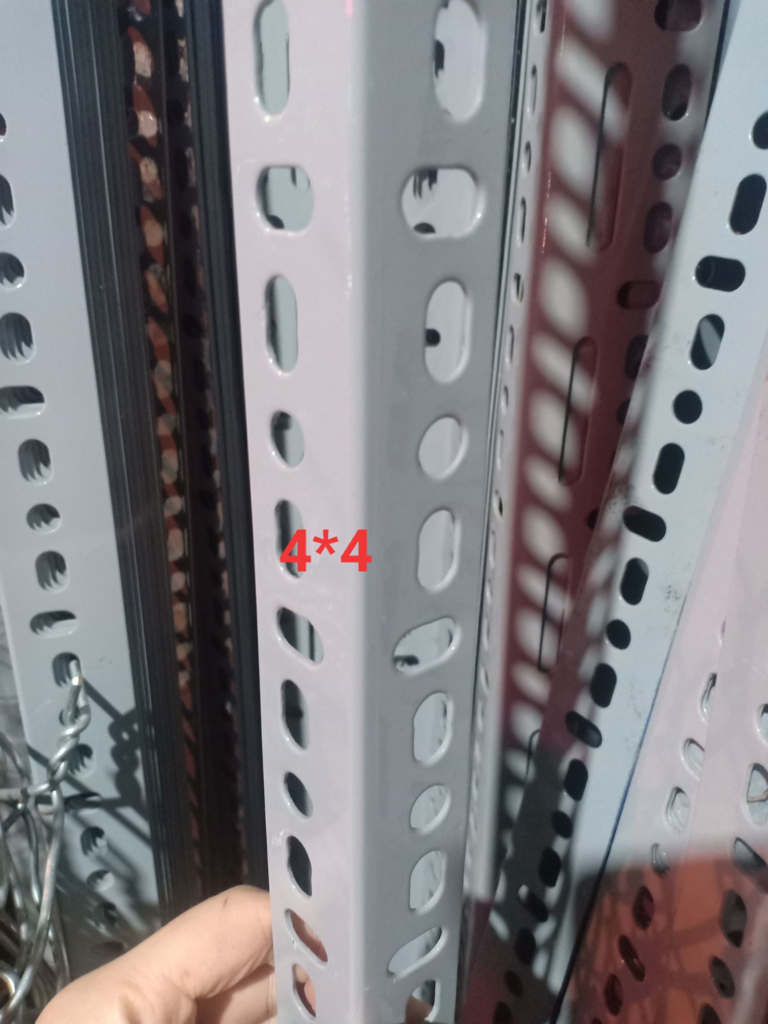 set 8cây sắt v lỗ (4*4) dài 60cm