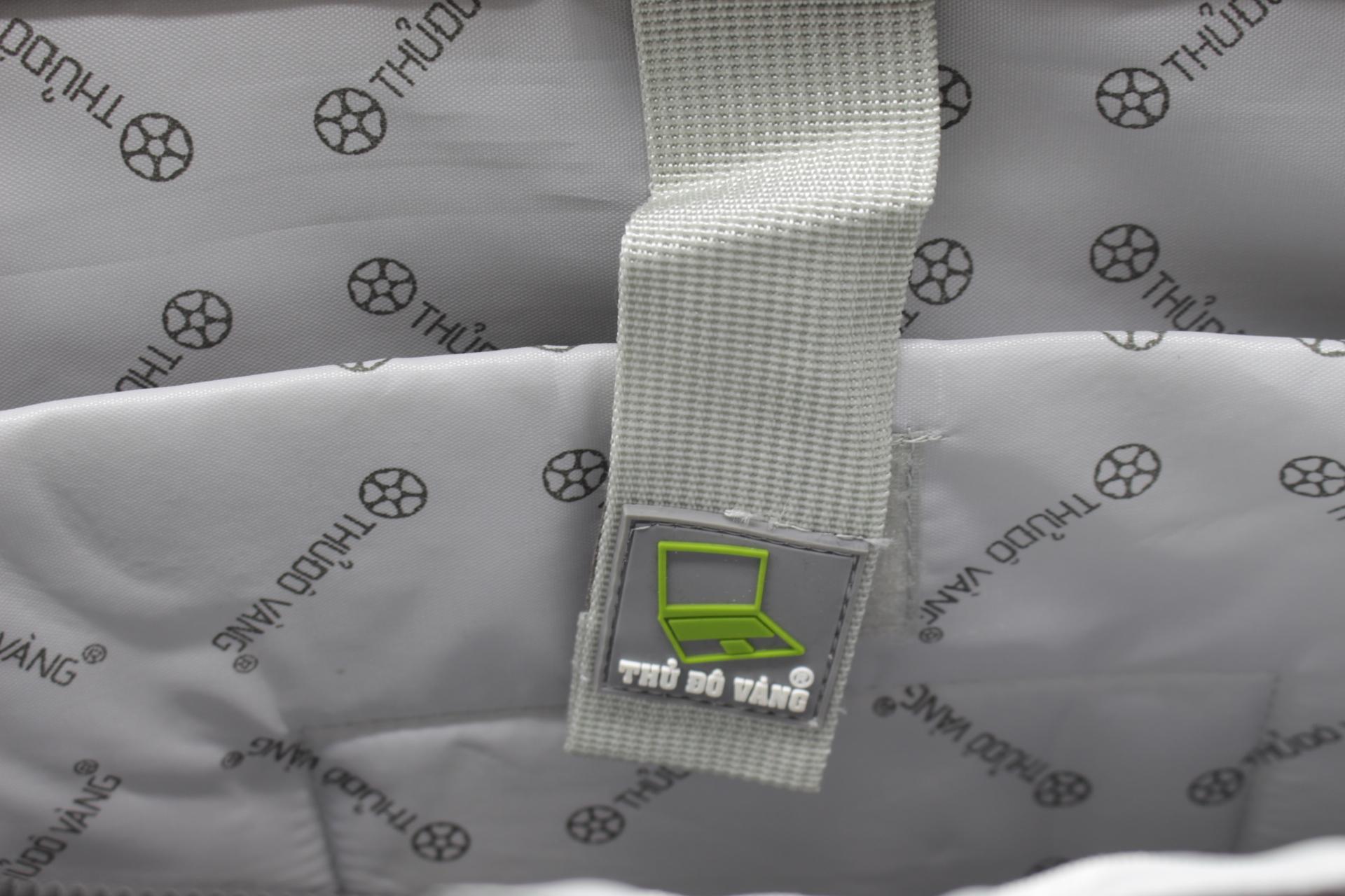 CẶP CÔNG SỞ VẢI DÙ THỦ ĐÔ VÀNG C-296 SIZE TRUNG ( Đen )