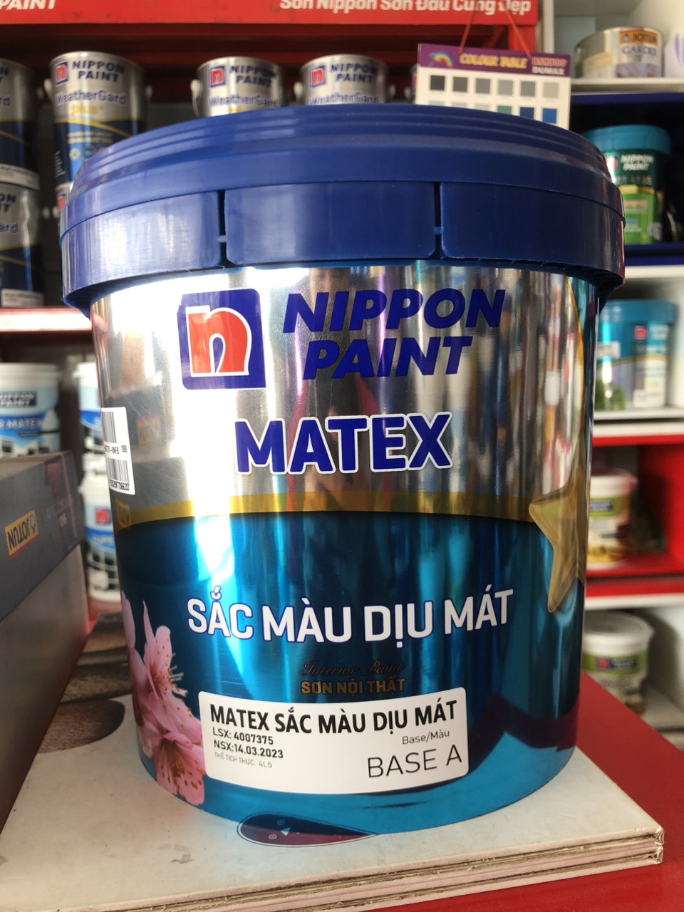 Sơn nước NIPPON Matex sắc màu dịu mát. . Đem lại màng sơn phẳng mịn với độ che phủ cao.
