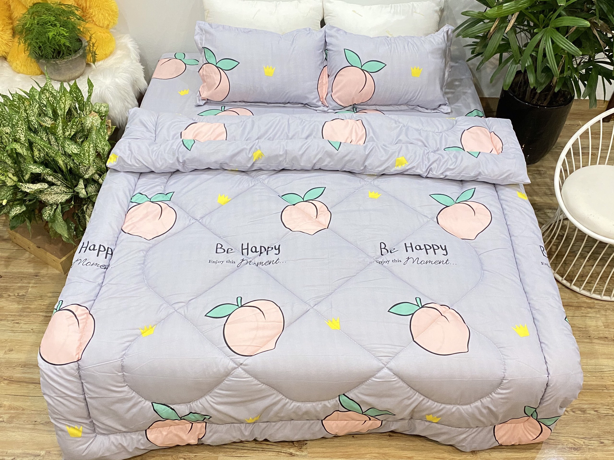 Bộ Chăn Phao 5 Món Mẫu Đào Tím Mã P38 ( Gồm 1 Chăn Phao, 1 ga bo chun,2 vỏ gối nằm và 1 vỏ gối ôm)